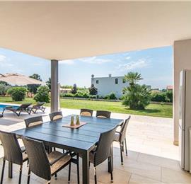4 bedroom villa with pool near Pula, sleeps 8